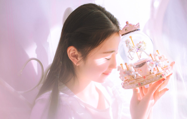 恬静温婉美女居家写真图片高清壁纸