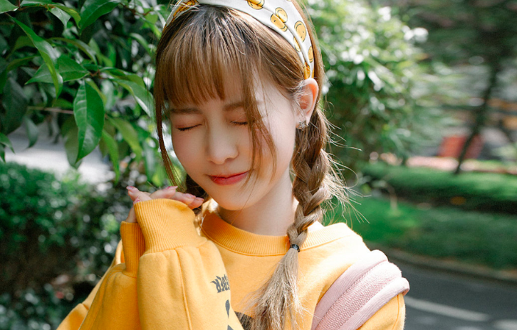 可爱麻花辫美女唯美高清桌面壁纸